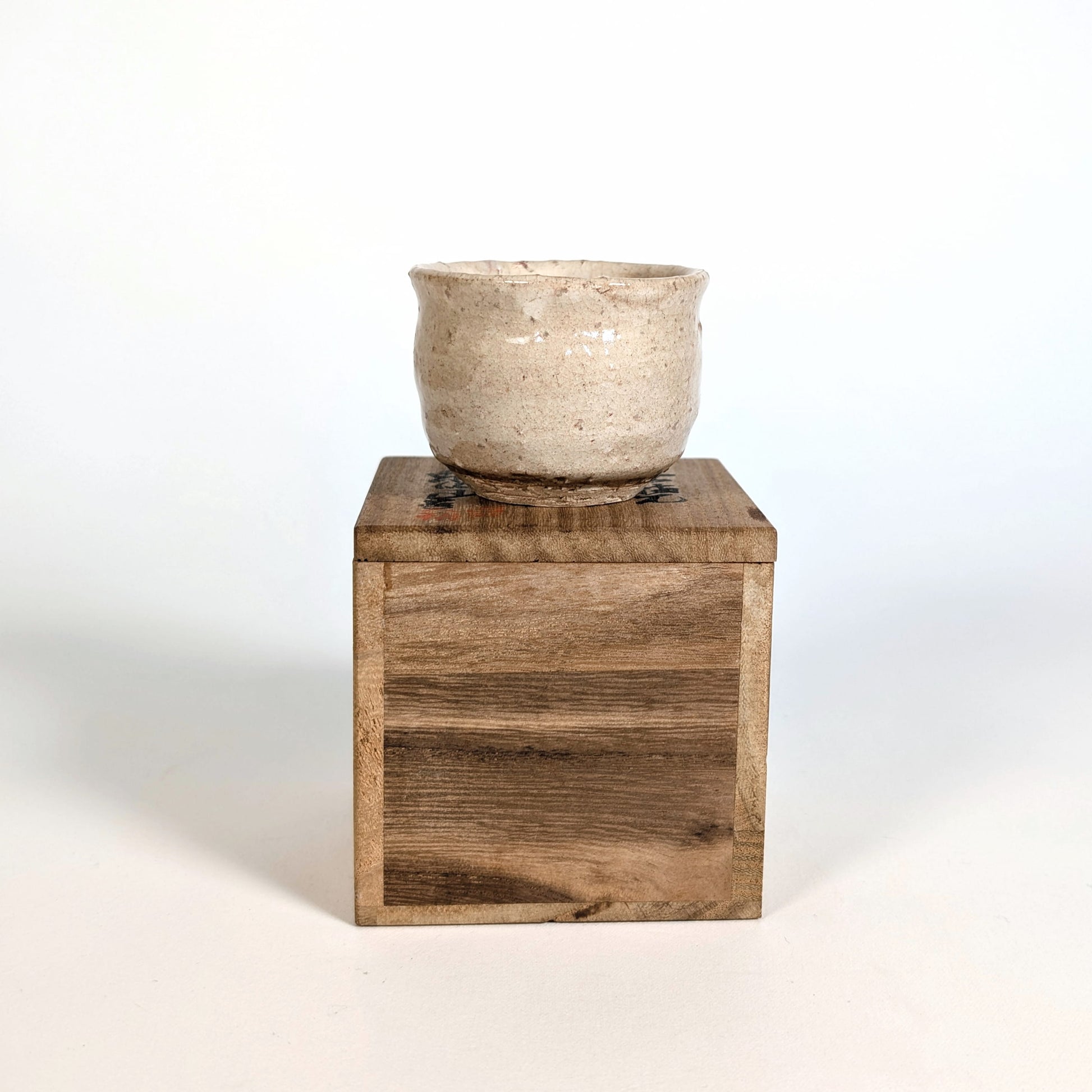 Ochoko en Hagi-yaki posé sur sa boîte tomobako, artisanat japonais du four Senryūzan à Hagi