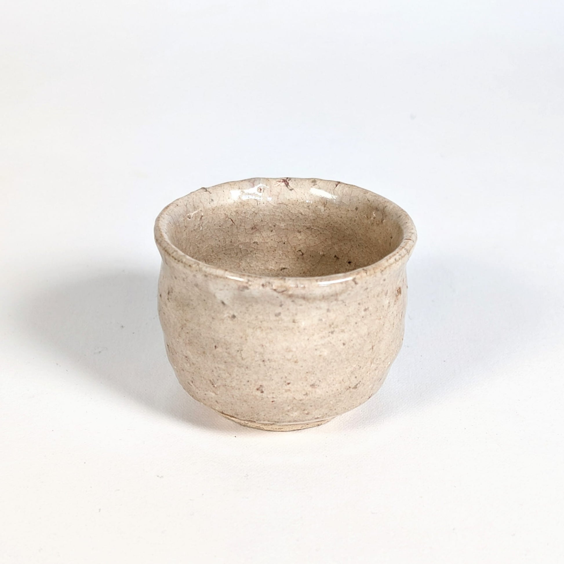 Lèvre irrégulière d’un ochoko, tasse à saké, en Hagi-yaki illustrant l’esthétique wabi-sabi japonaise