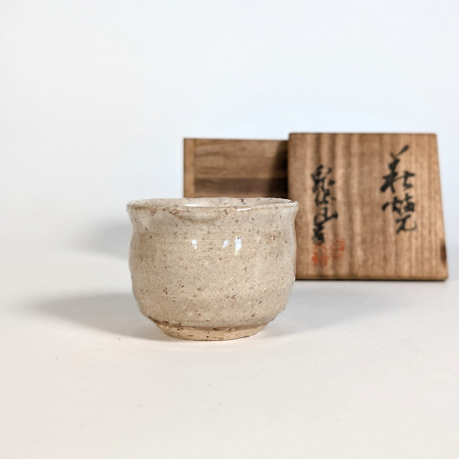 Ochoko japonais en Hagi-yaki présenté avec sa boîte tomobako authentique en bois