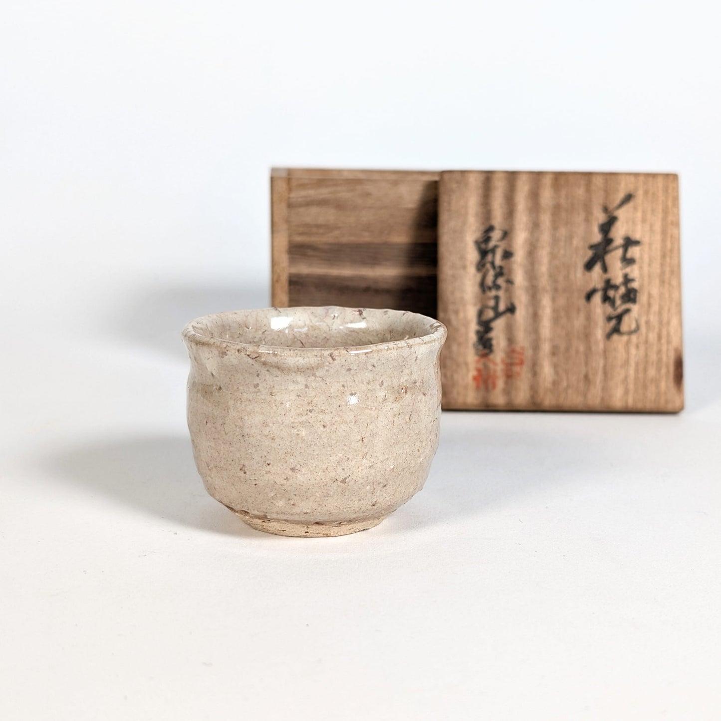 Ochoko, tasse à saké, Hagi-yaki authentique avec sa boîte tomobako en bois, céramique japonaise traditionnelle