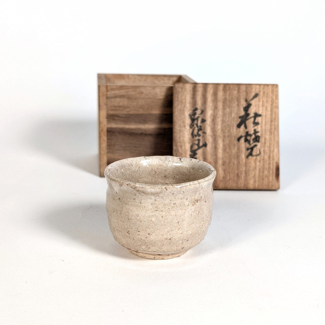 Ochoko japonais, tasse a saké, en Hagi-yaki devant tomobako calligraphié, poterie artisanale signée Yoshiga Taiga four senryuzan