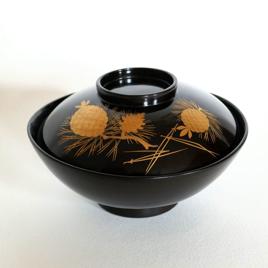 Bol en laque noire avec couvercle, décor doré de pins japonais (matsu), vue de face – artisanat de Wajima