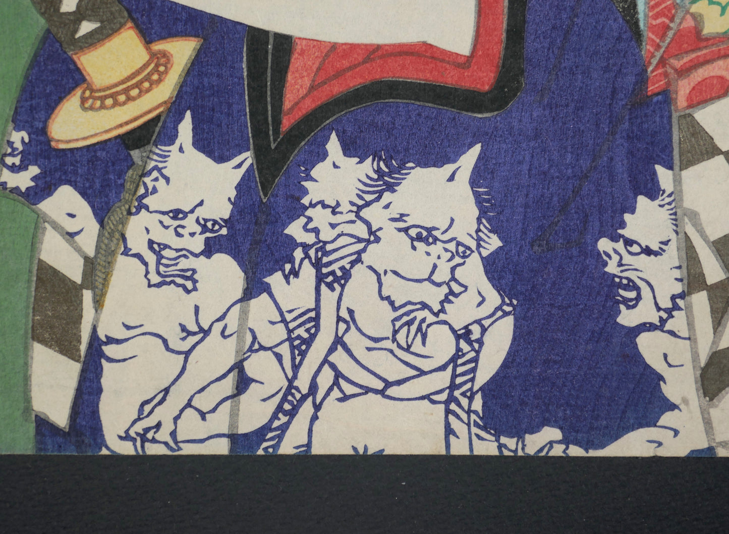 Motifs d’oni japonais imprimés en réserve sur le vêtement bleu de l’acteur, détail d’un yakusha-e original de Kunichika.
