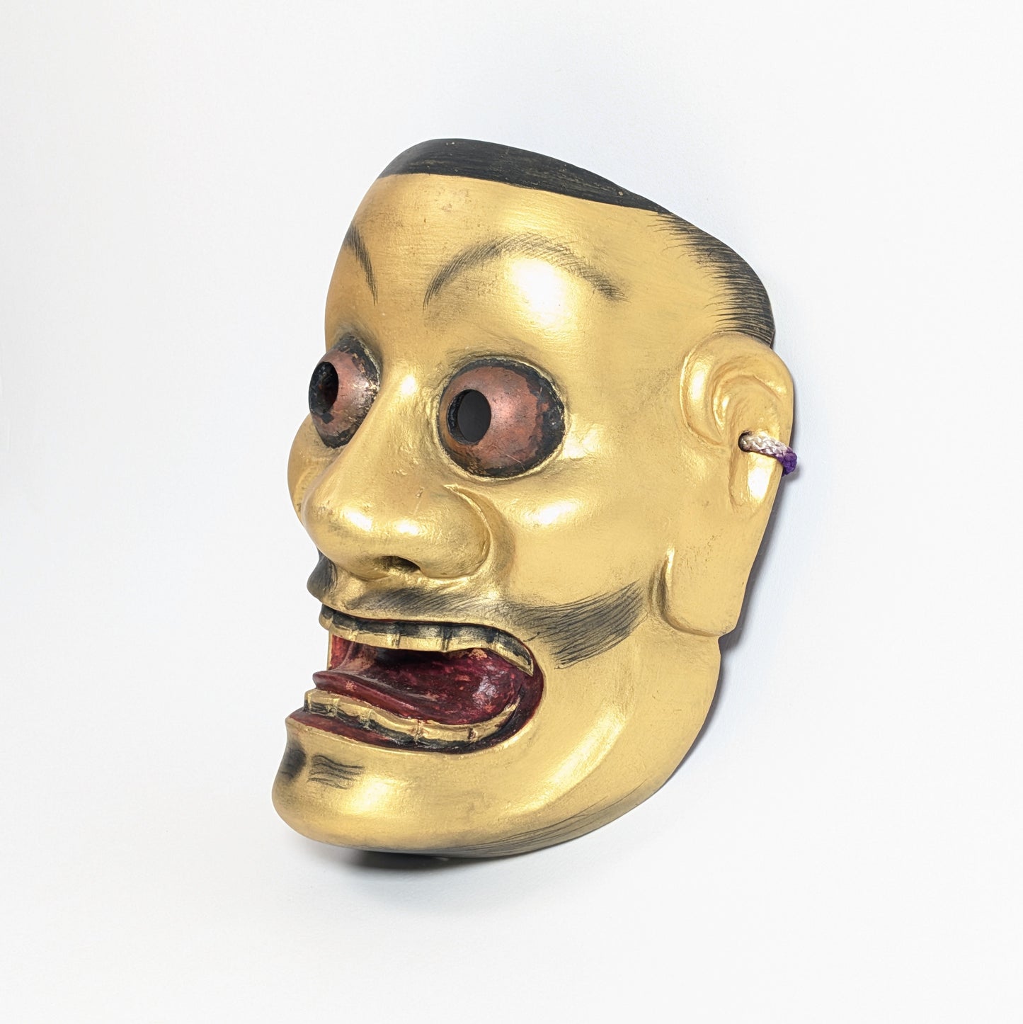 Japanese Noh mask Ōtobide 大飛出 sculpté dans le bois, vue trois-quarts opposée