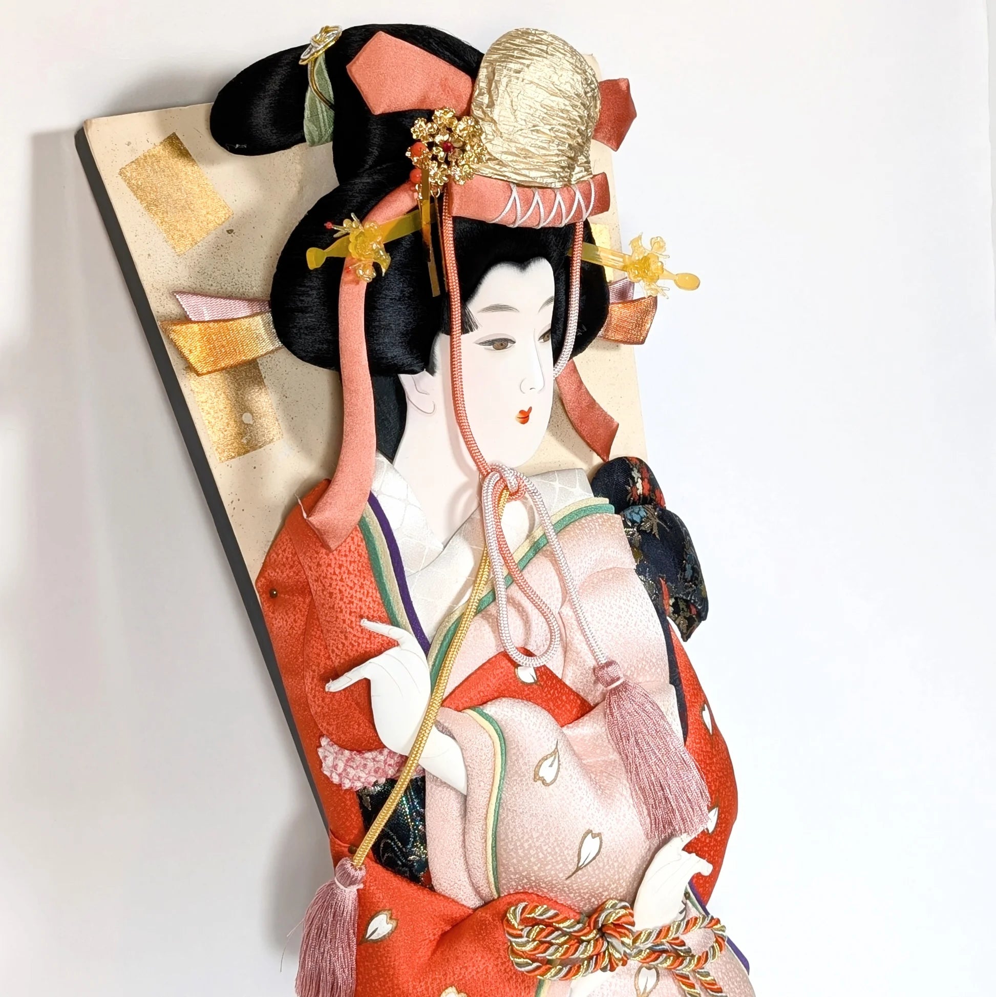 Décor japonais en oshi-e, visage de poupée japonaise en relief textile