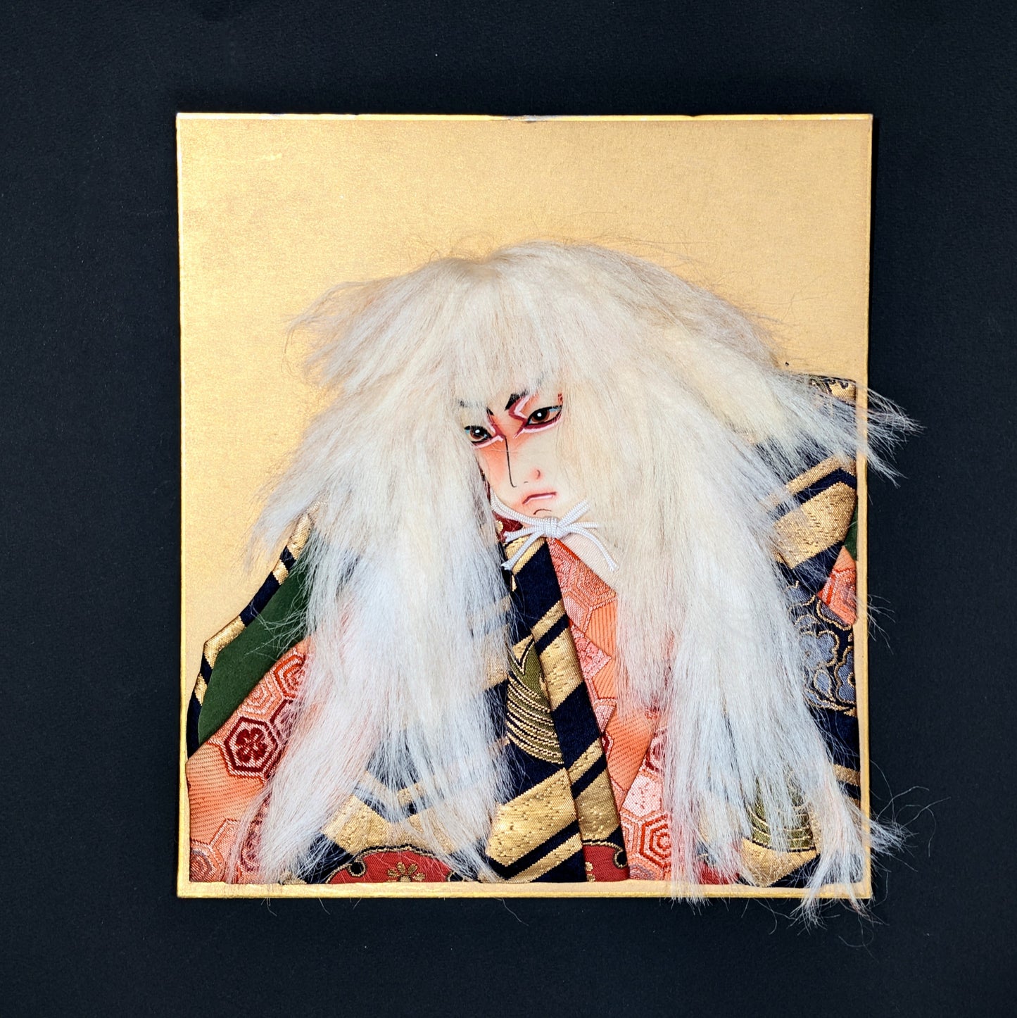 Oshi-e japonais représentant un acteur de théâtre kabuki avec maquillage kumadori, tableau textile japonais vintage en relief pour décoration murale