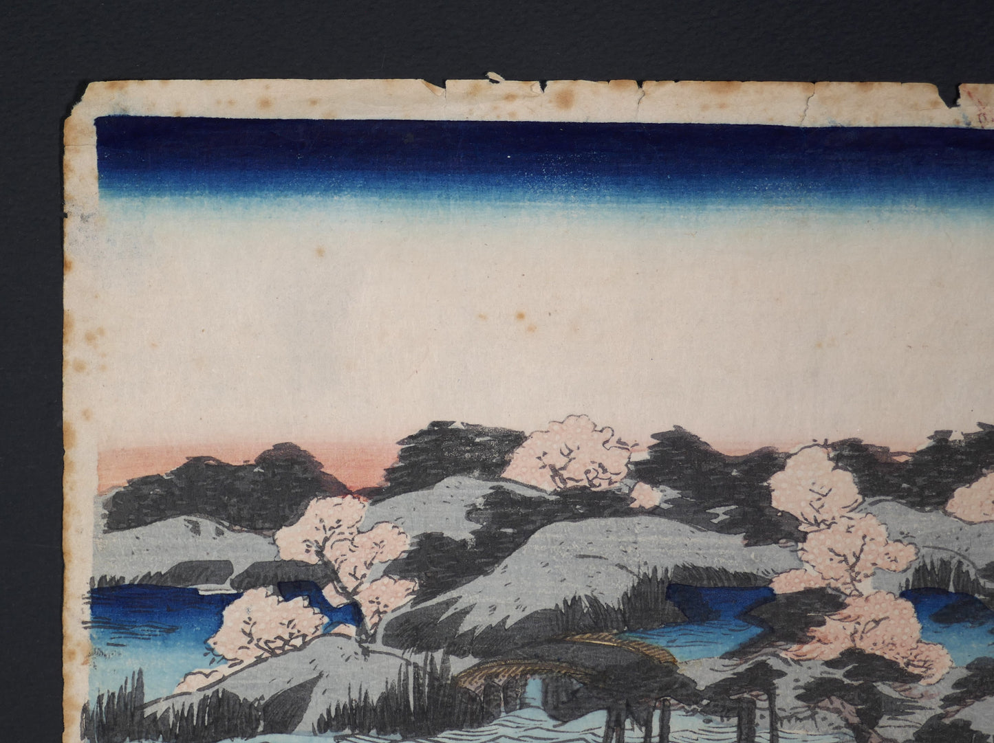 Papier ancien et marge supérieure d’une estampe ôban de Kunisada datant de l’époque Edo