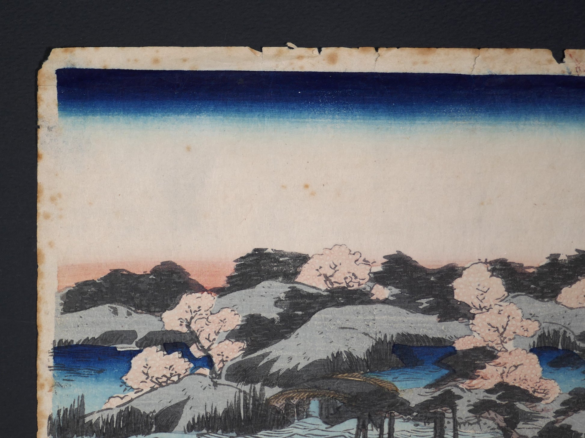 Papier ancien et marge supérieure d’une estampe ôban de Kunisada datant de l’époque Edo