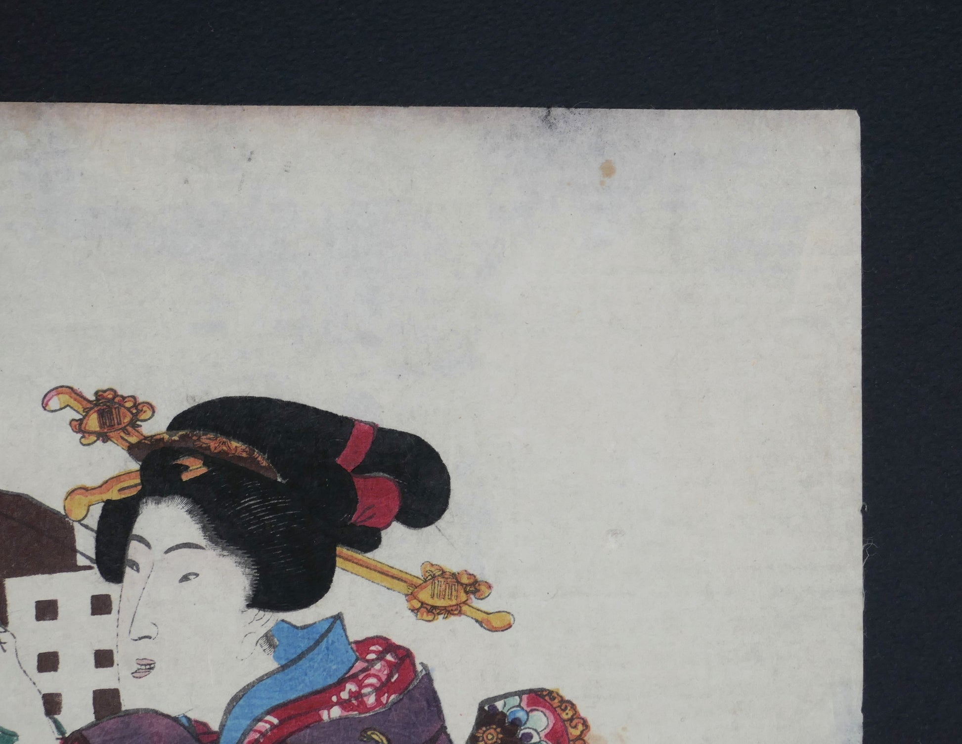 Détail du papier ancien et de la marge supérieure d’un ukiyo-e authentique de Kunisada, estampe japonaise Edo