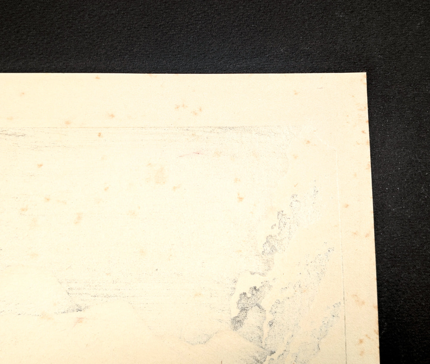 Détail du papier washi ancien au verso d’une estampe japonaise Hiroshige, traces naturelles du temps