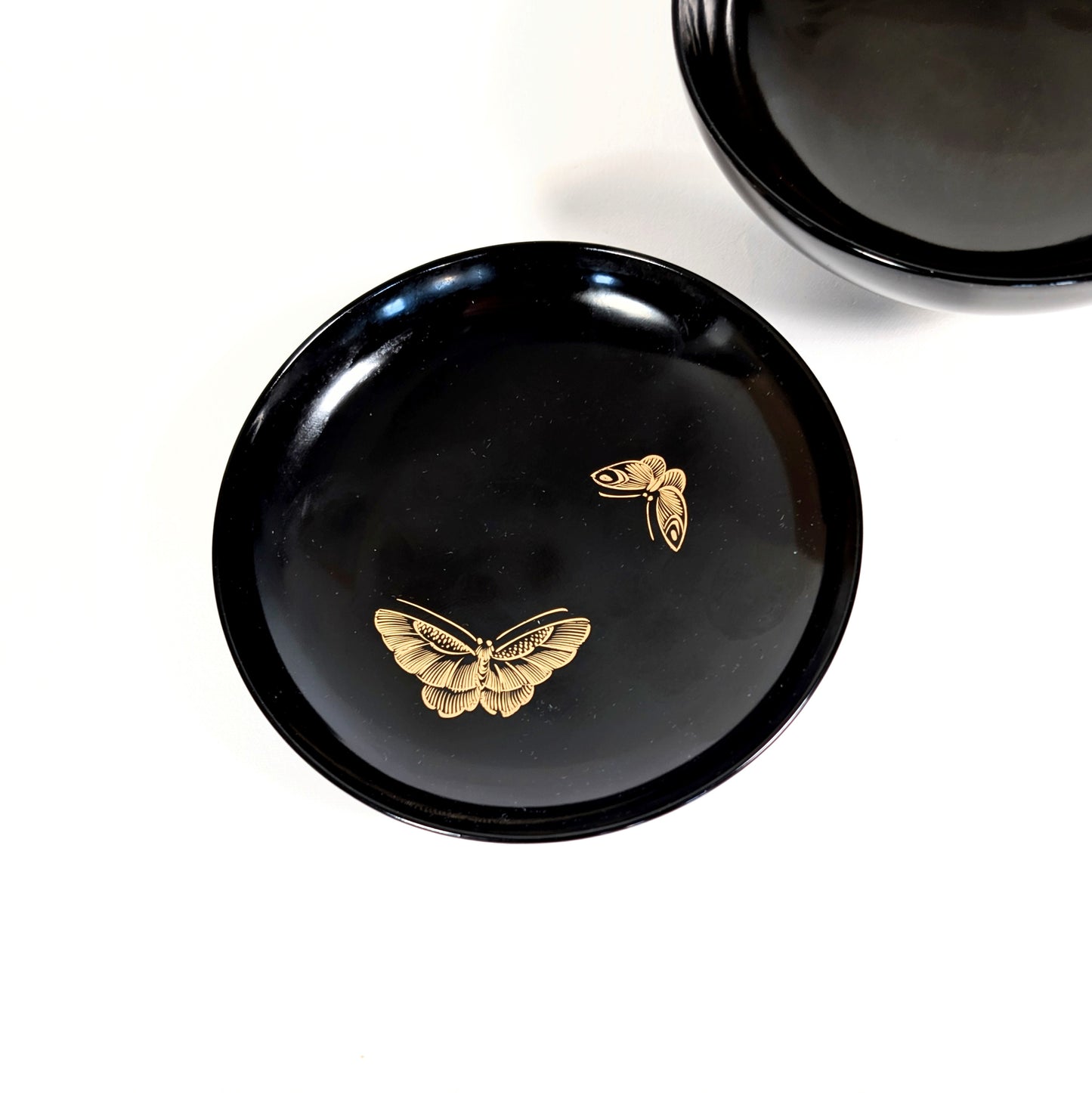 Papillons chō en maki-e doré à l’intérieur du couvercle, bol japonais ancien en laque urushi, antiquité artisanale Wajima.