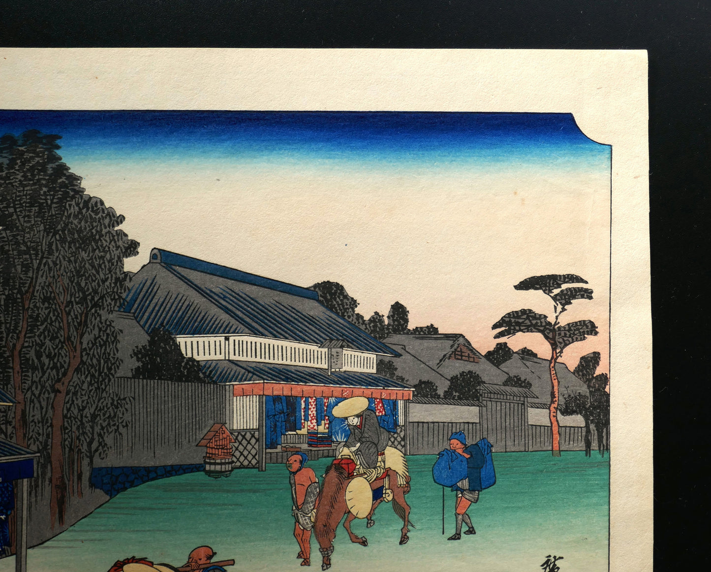 Partie droite de l’estampe japonaise Hiroshige Narumi-juku avec voyageur à cheval et route du Tōkaidō, woodblock print réédité à l’époque Shōwa