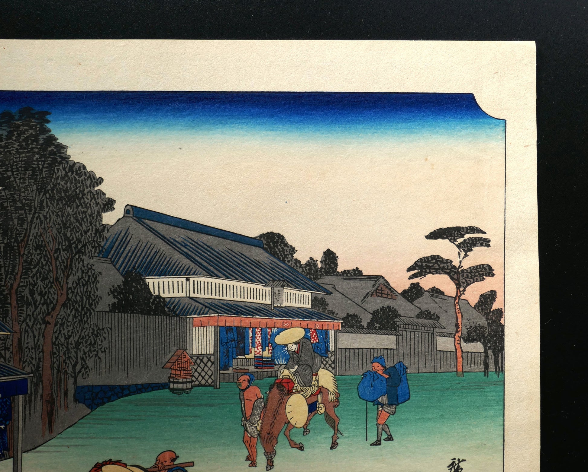 Partie droite de l’estampe japonaise Hiroshige Narumi-juku avec voyageur à cheval et route du Tōkaidō, woodblock print réédité à l’époque Shōwa