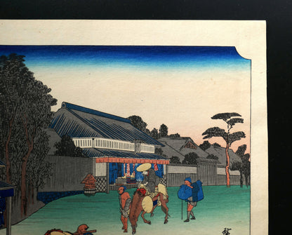 Partie droite de l’estampe japonaise Hiroshige Narumi-juku avec voyageur à cheval et route du Tōkaidō, woodblock print réédité à l’époque Shōwa