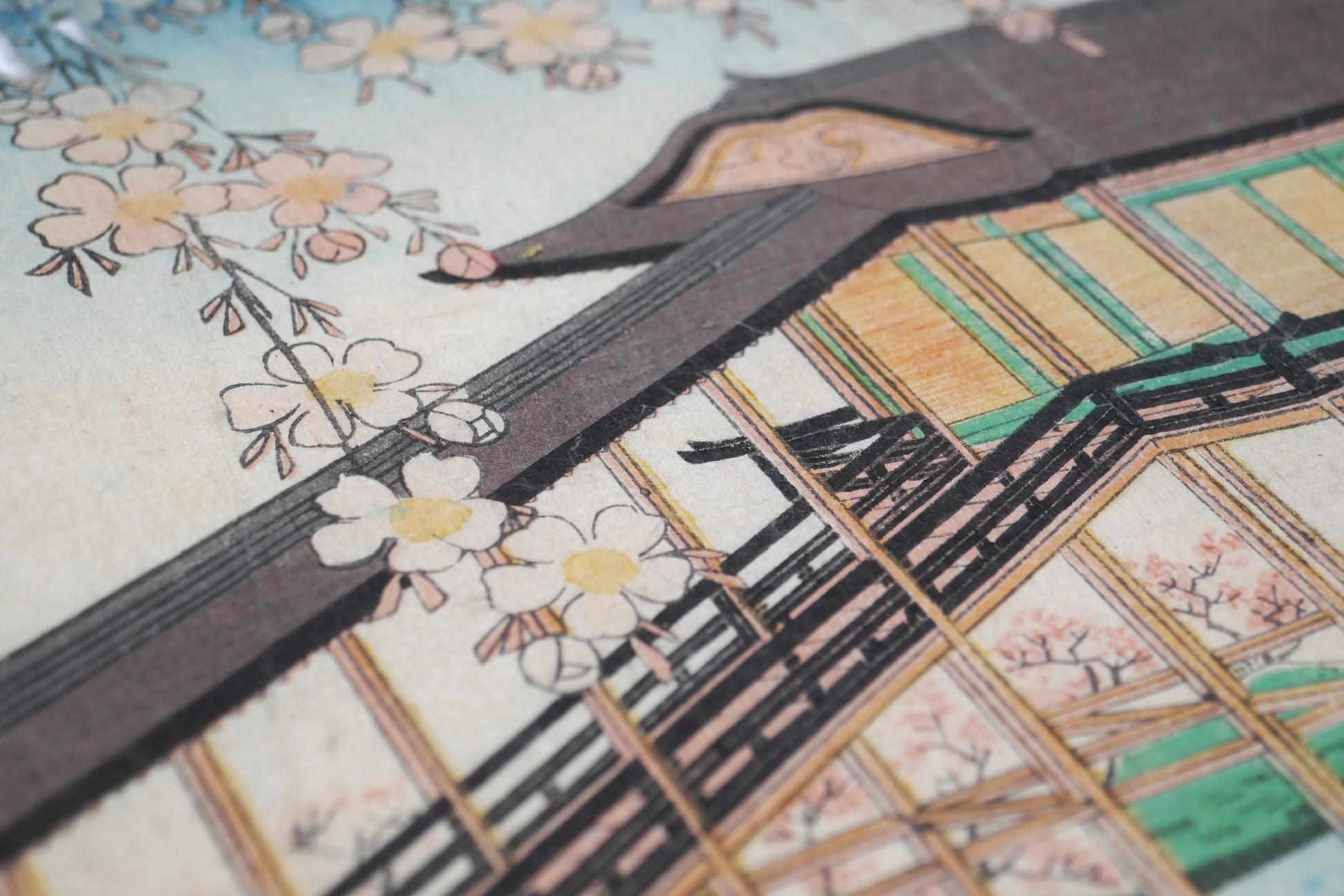 Perspective d’un pavillon japonais dans une estampe ukiyo-e de Yoshitora avec structure en bois et décor de printemps