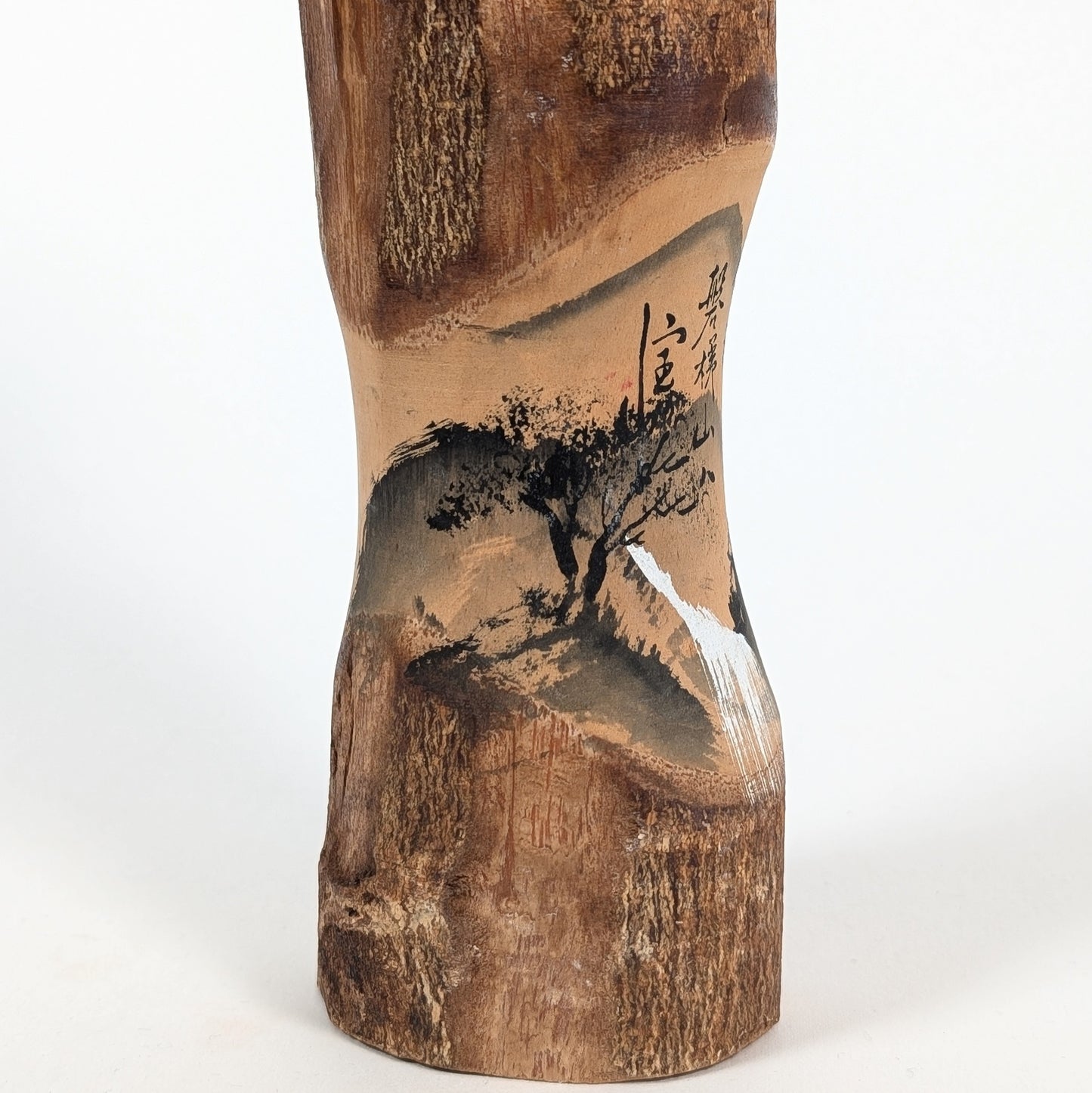 Paysage d’Aizu et du Mont Bandai peint à l’encre sur une kokeshi de collection par Sato Kôson, artisanat japonais authentique.