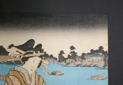 Paysage fluvial de l’époque Edo avec bateaux et maisons au bord de l’eau, détail d’une estampe japonaise originale par Kunisada Toyokuni III.