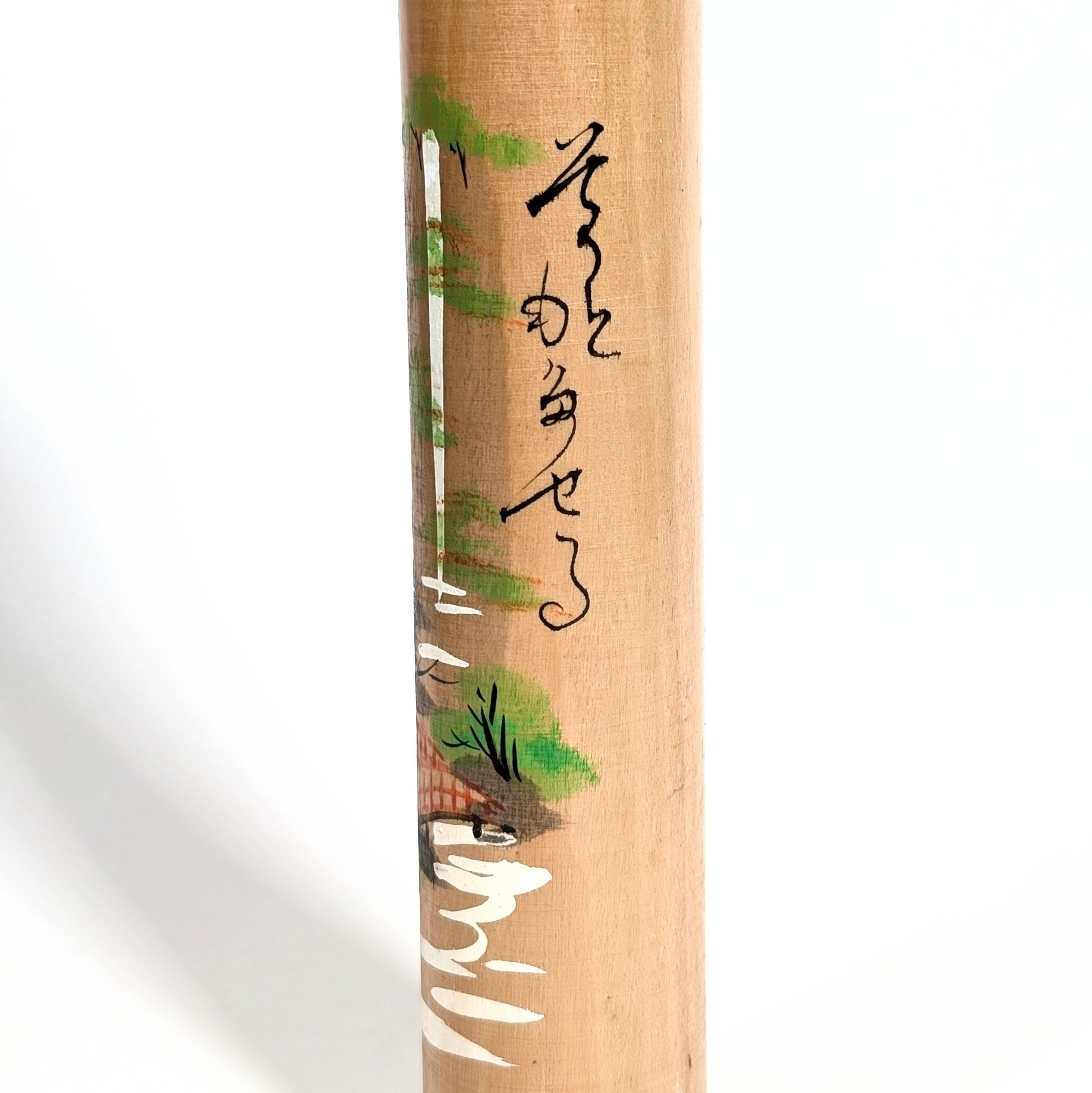 Détail du paysage peint et calligraphie japonaise sur kokeshi pinceau