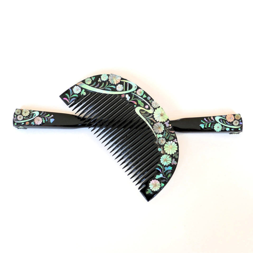 kushi et kogai japonais vintage en bois laqué et motifs fleuris inscrutés en nacre reflets bleu et rosés KOGEDO