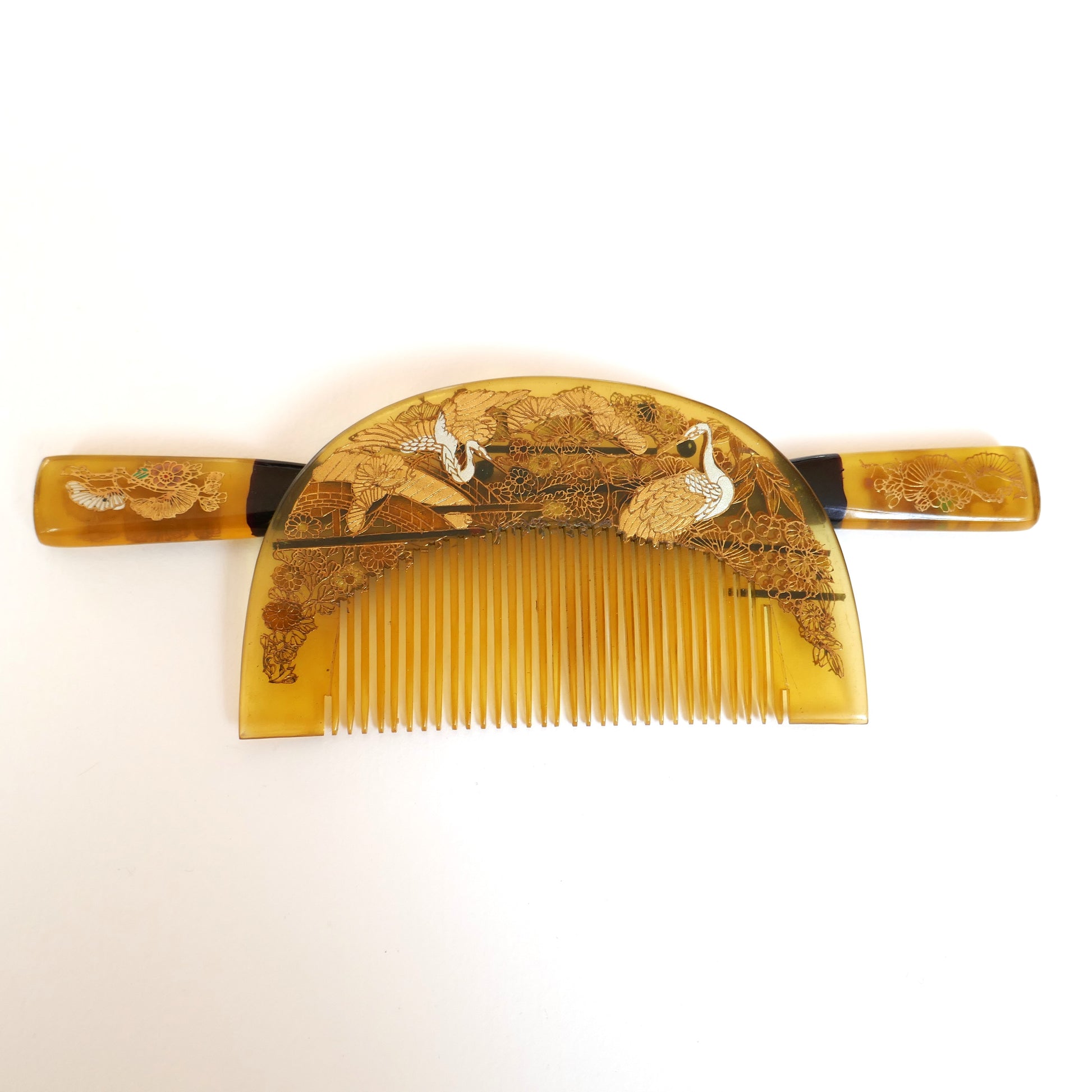 Peigne japonais kushi en imitation bekko, décor de grues et fleurs en maki-e doré, accessoire traditionnel pour coiffure de kimono.