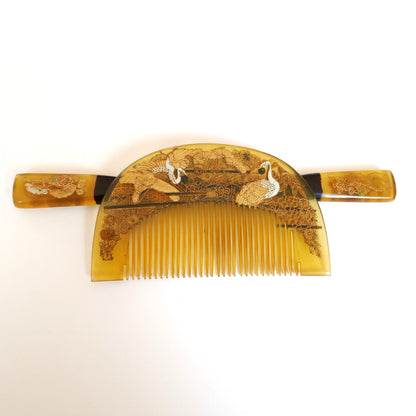Peigne japonais kushi en imitation bekko, décor de grues et fleurs en maki-e doré, accessoire traditionnel pour coiffure de kimono.