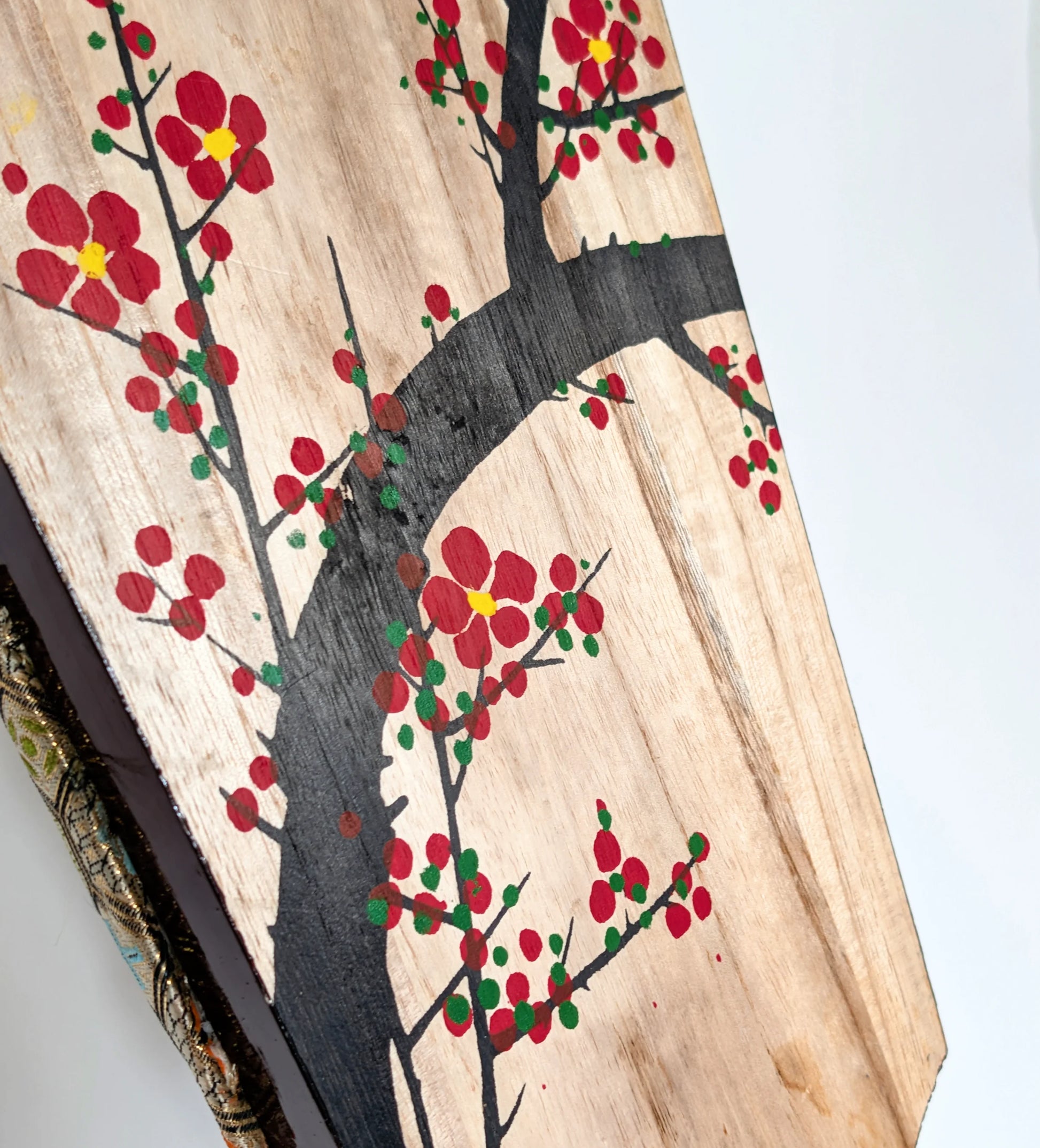 Peinture florale japonaise de ume sur bois au dos d’une hagoita ancienne