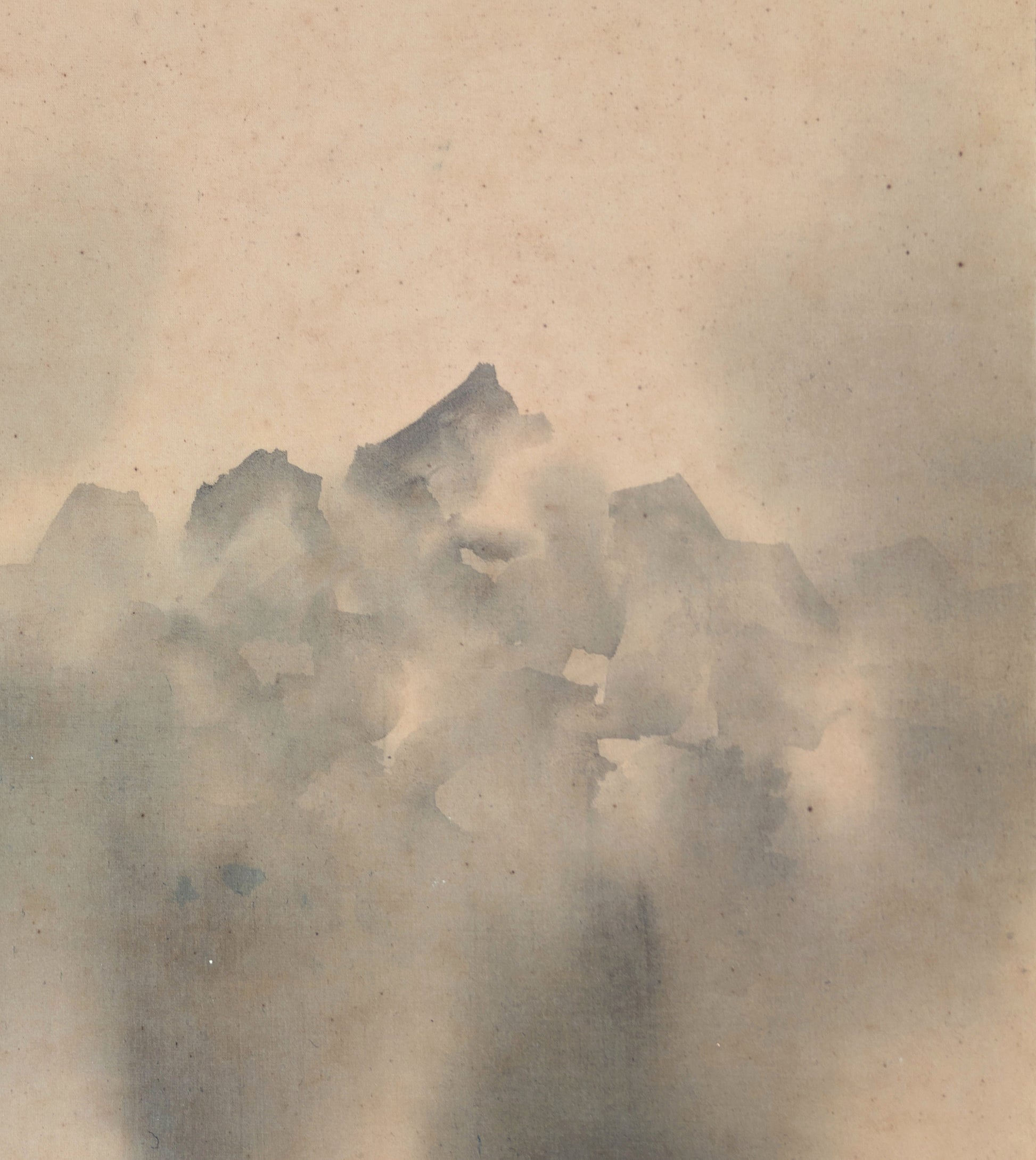 Détail supérieur d’une peinture japonaise ancienne en sumi-e sur soie, pics de montagne brumeux et atmosphère poétique de l’ère Shōwa.