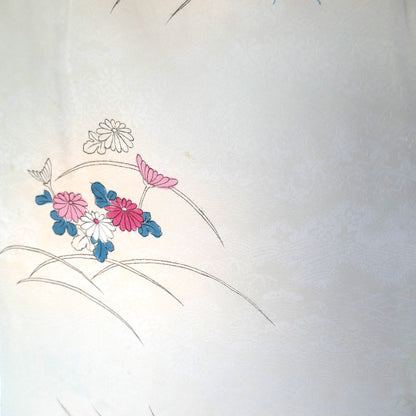 zoom sur une petite tache jaune sur le haori bleu clair vintager en soie kogedo