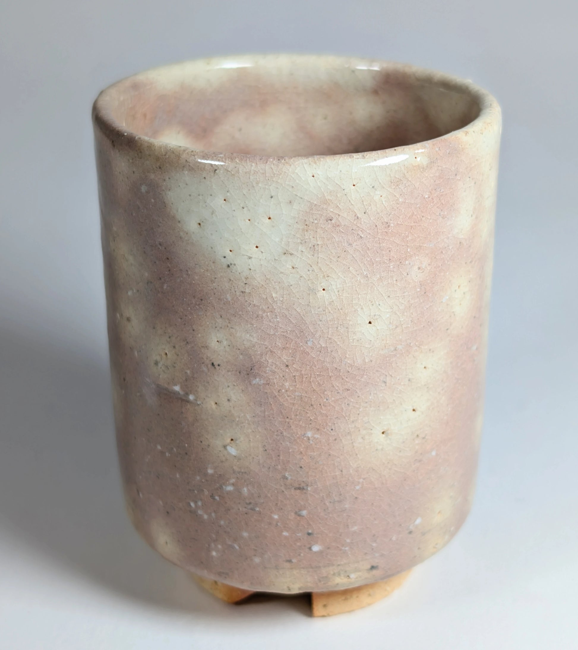 Petite tasse Hagi-yaki, vue latérale avec émail clair