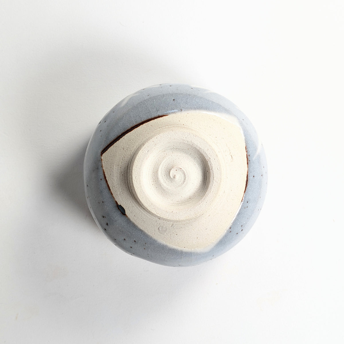 Base du chawan Keihō de Tajimi avec kōdai tourné, pied non émaillé et marque du potier sur la céramique.