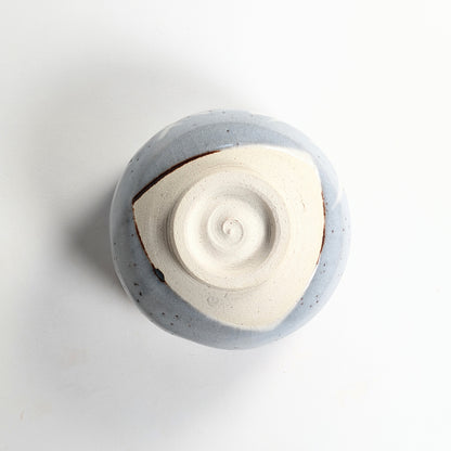 Base du chawan Keihō de Tajimi avec kōdai tourné, pied non émaillé et marque du potier sur la céramique.