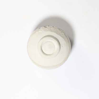 Dessous et pied annulaire d’un chawan Oribe-yaki, céramique japonaise artisanale en terre claire