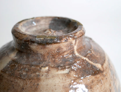 Gros plan du kōdai et des effets de cuisson sous un chawan Hagi de Kaneko Shōen, également connu plus tard comme Kaneko Sōfū.