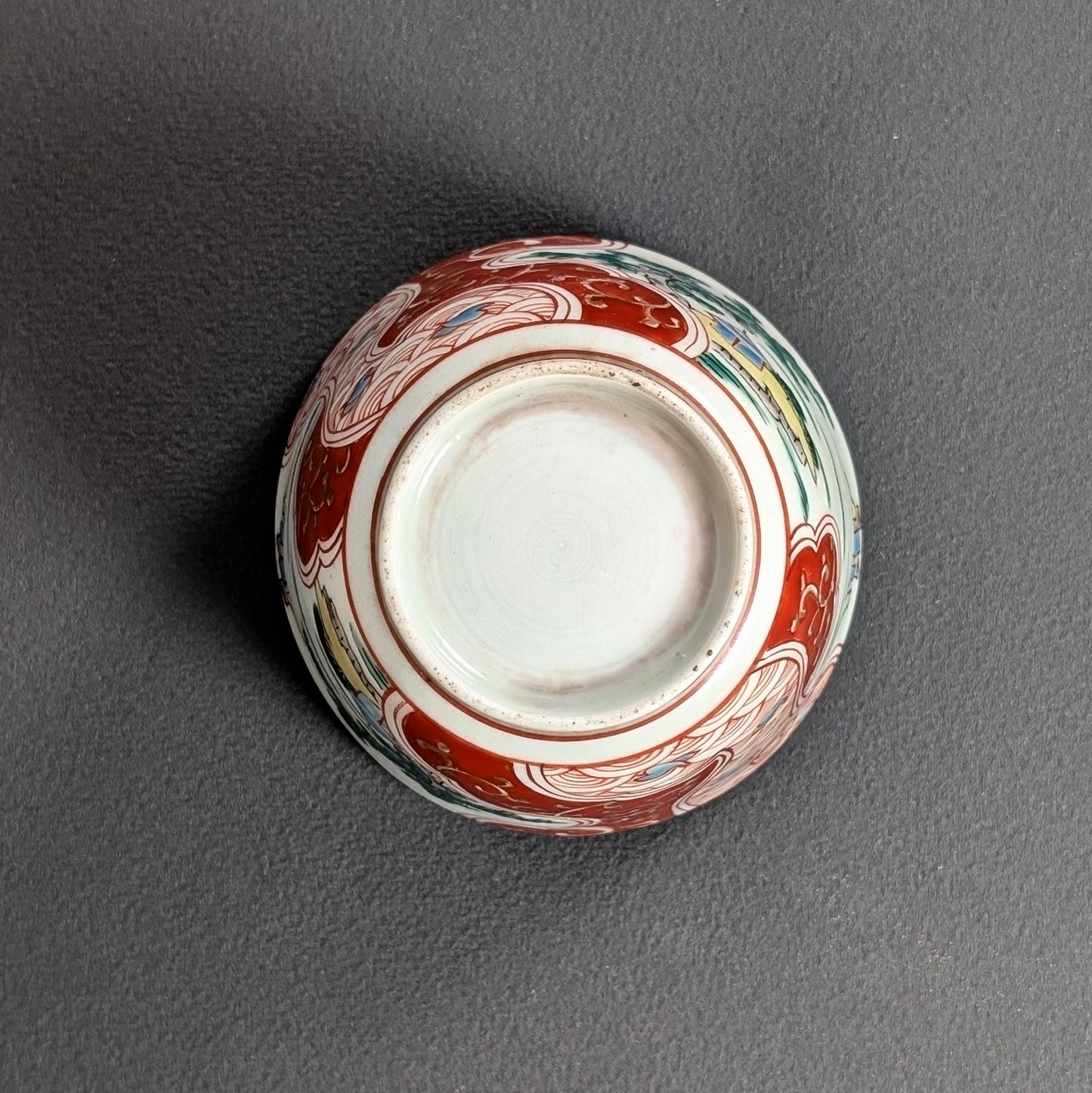 Pied annulaire non marqué d’une porcelaine Arita d’époque Edo montrant les traces anciennes de cuisson