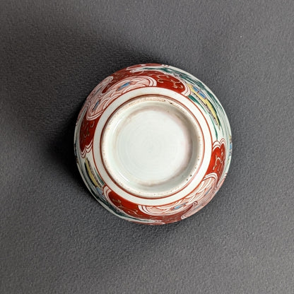 Pied annulaire non marqué d’une porcelaine Arita d’époque Edo montrant les traces anciennes de cuisson
