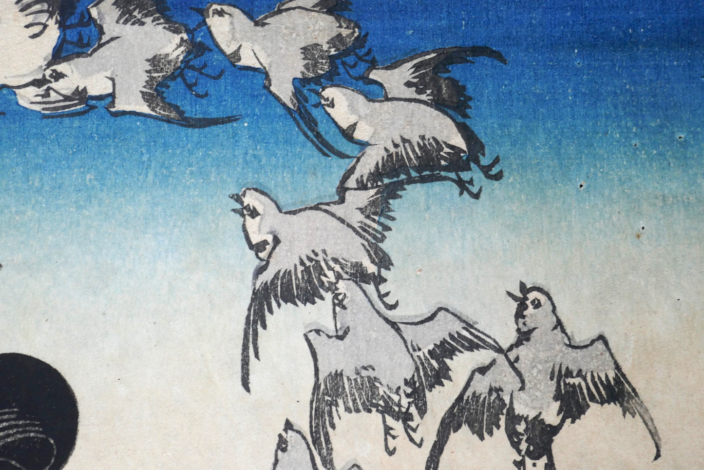 Détail de pluviers en vol dans un ciel dégradé sur estampe japonaise ancienne de la période Edo