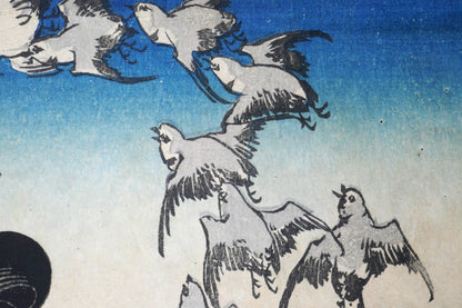 Détail de pluviers en vol dans un ciel dégradé sur estampe japonaise ancienne de la période Edo