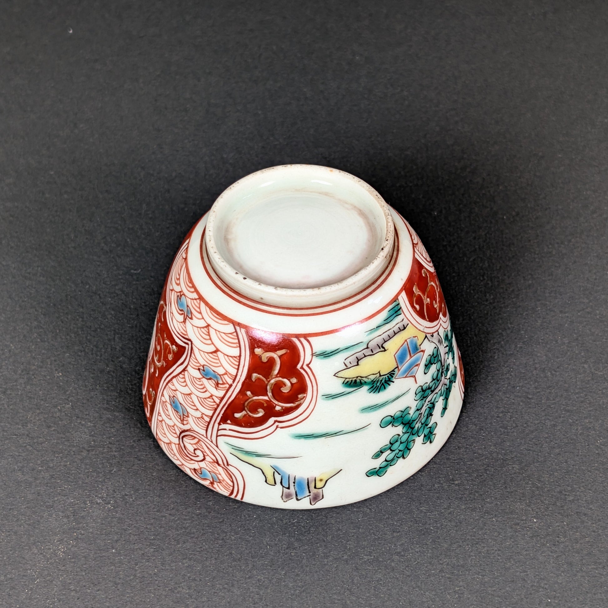 Porcelaine Arita ancienne vue sous la base, avec pied annulaire et décor iroe polychrome d’époque Edo