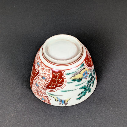 Porcelaine Arita ancienne vue sous la base, avec pied annulaire et décor iroe polychrome d’époque Edo