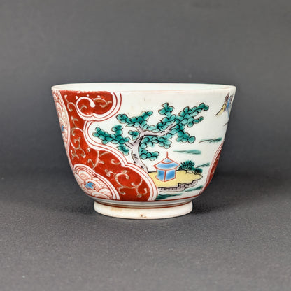 Tasse à thé Hizen-Arita Ko Imari d’époque Edo, paysage au pin et pavillon, émaux iroe et arabesques dorées kinrande
