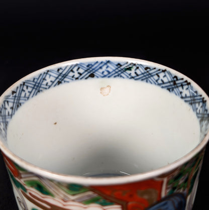 Détail de la frise intérieure bleue avec petites irrégularités de cuisson sur porcelaine Imari ancienne.