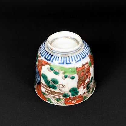 Vue du pied annulaire d’une tasse Imari ancienne, porcelaine japonaise peinte à la main.