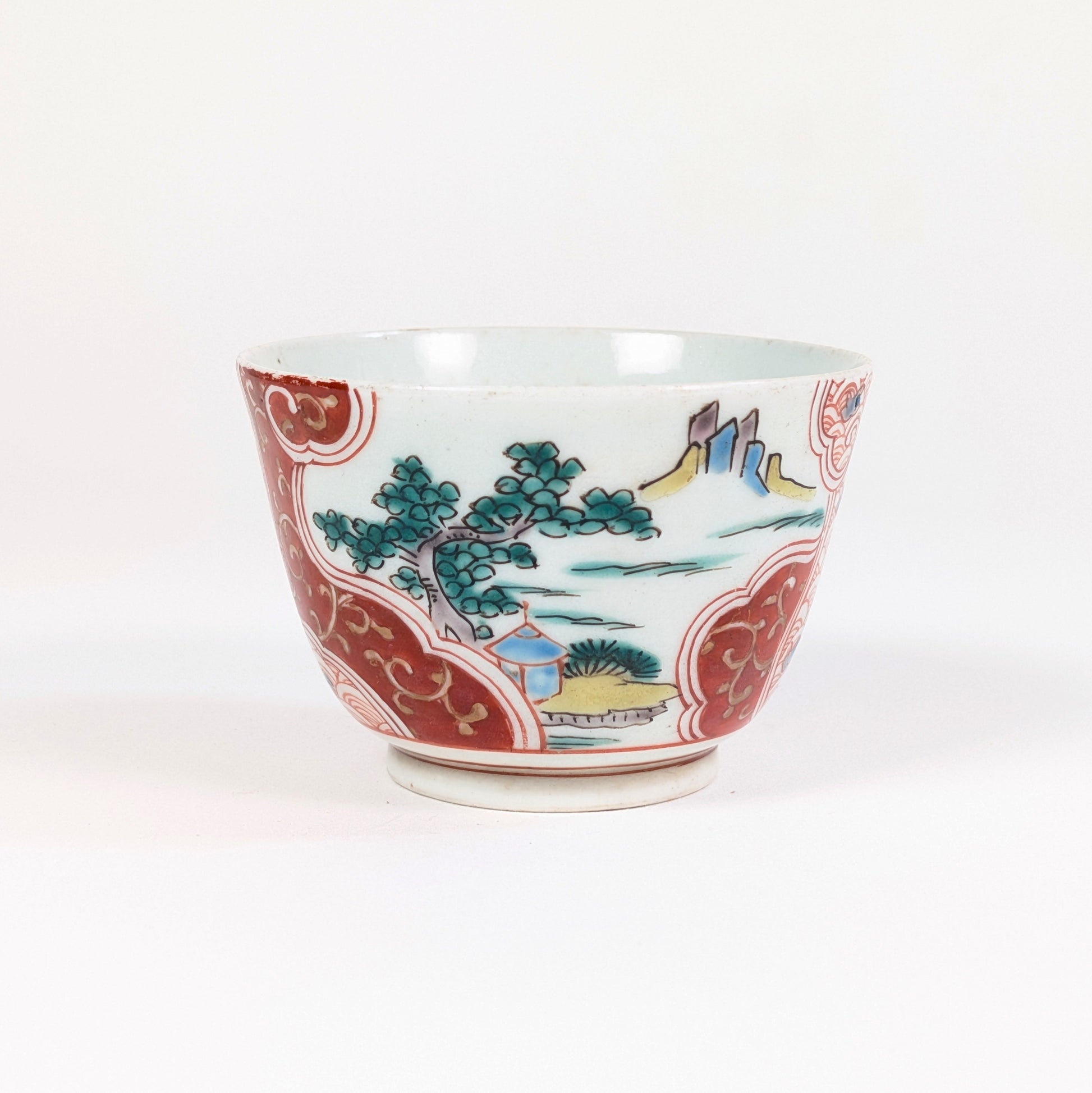 Porcelaine japonaise ko Imari Arita ancienne, style Kakiemon tardif avec décor kinrande, fin XVIIe–XVIIIe siècle. Tasse à thé