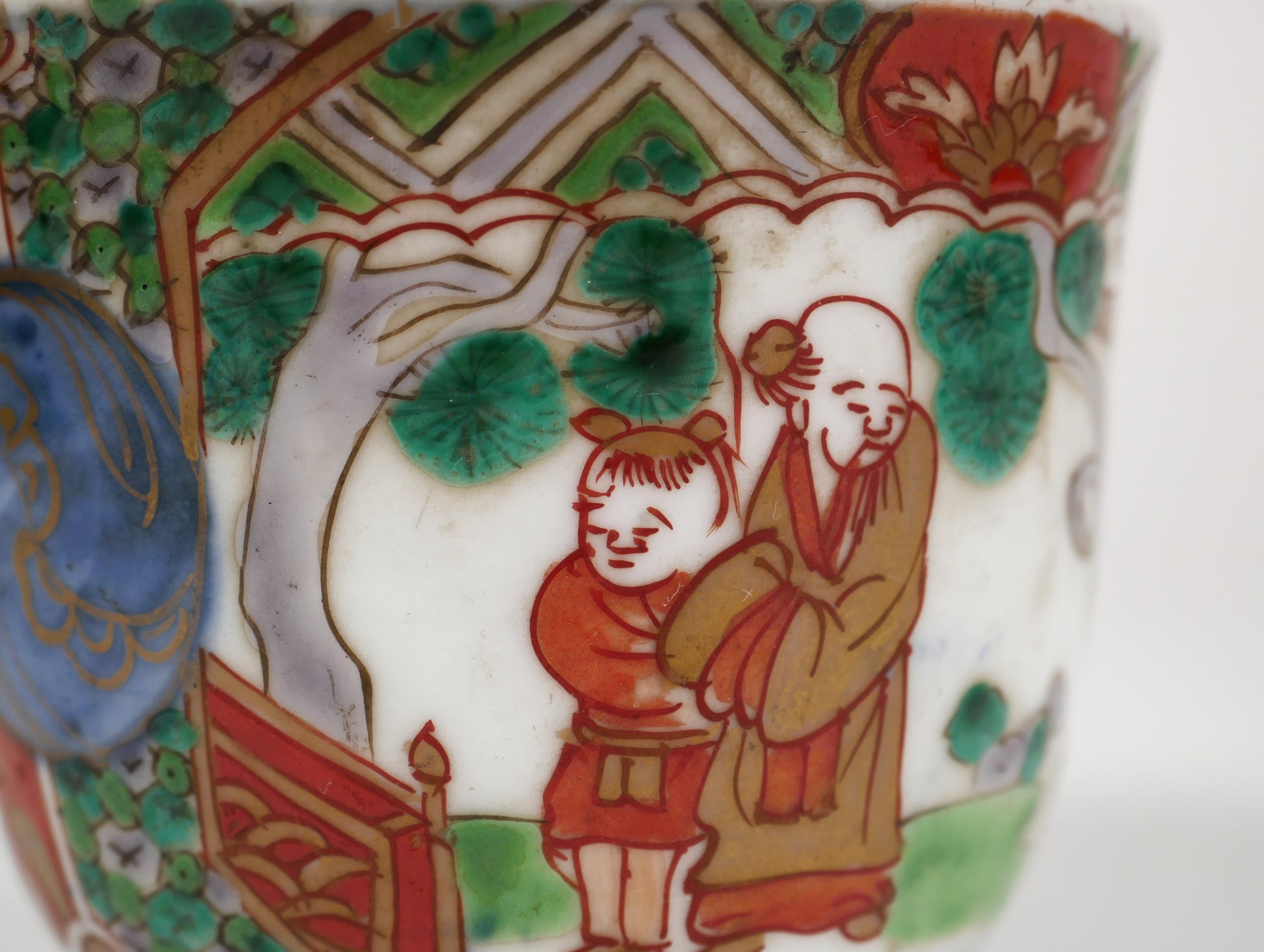 Gros plan du décor Tōjin-zu avec lettré chinois et enfant karako sur une tasse japonaise Imari ancienne Edo