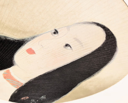Gros plan sur portrait de femme japonaise aux longs cheveux noirs peint sur éventail uchiwa Mitsukoshi vintage