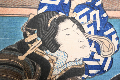 Gros plan sur une femme en kimono avec coiffure traditionnelle et kanzashi, détail raffiné d’une estampe bijin-ga de Kunisada Toyokuni III.
