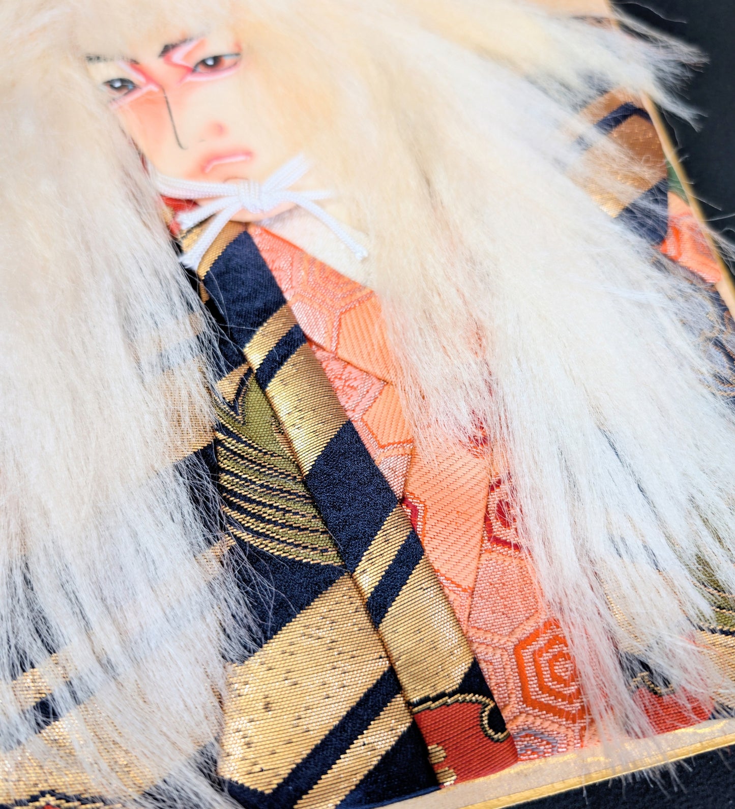 Portrait d’acteur kabuki avec maquillage kumadori réalisé en oshi-e textile, art traditionnel japonais ancien