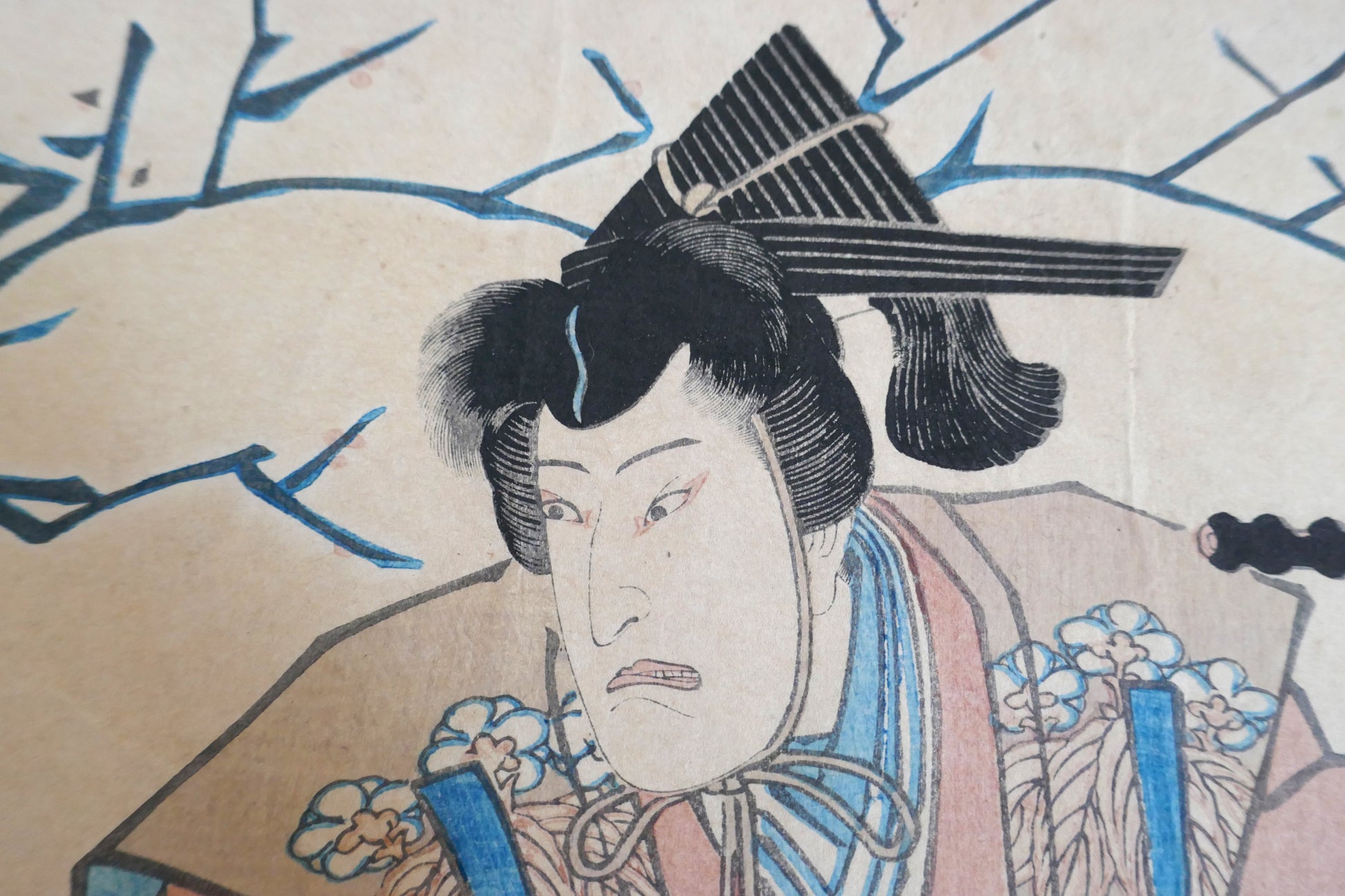 Gros plan du visage de Nakamura Utaemon IV dans une estampe kabuki signée Kunisada, rôle de Tametomo