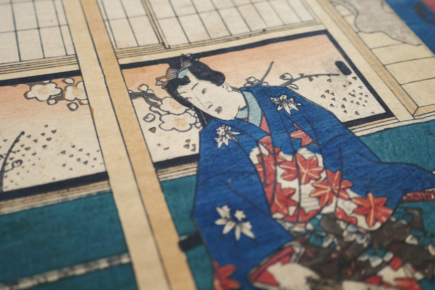 Portrait rapproché de Genji vêtu d’un kimono bleu à motifs de momiji dans une estampe japonaise originale de Toyokuni III Kunisada