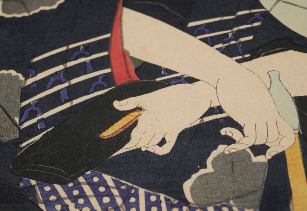 Gestuelle expressive des mains d'Orochimaru et motifs de son kimono dans une estampe de théâtre kabuki.